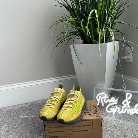 Yeezy 380 - Picture 5 of 5